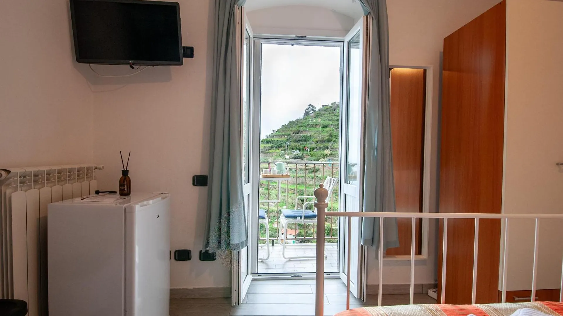 Volo Rooms By Arbaspaa Manarola Guest house